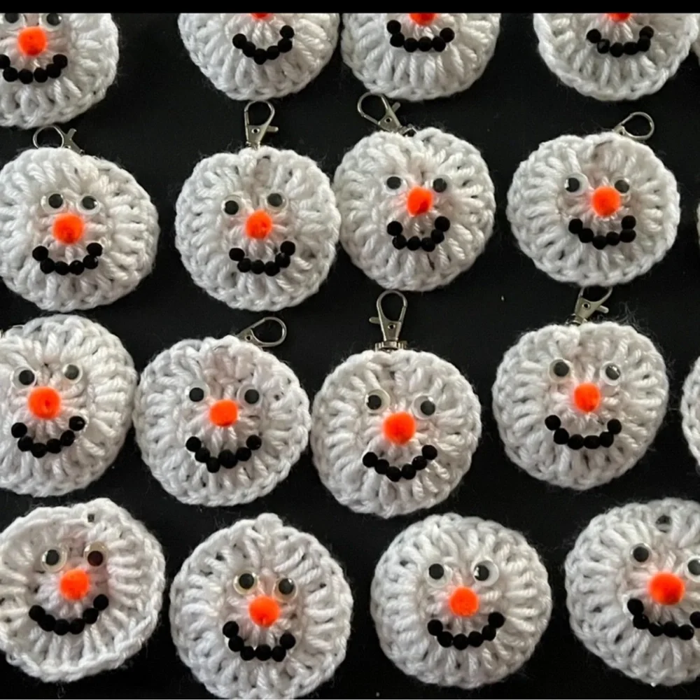New 10 PC Set Christmas Holiday Winter Snowman Pin Clasp Bookbag Keychain Charm
